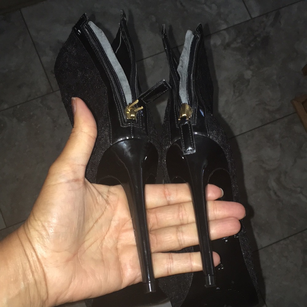 GUESS NWT BLACK LACE ARAYA PEEP TOE BOOTIES SIZE 9 - Picture 7 of 10